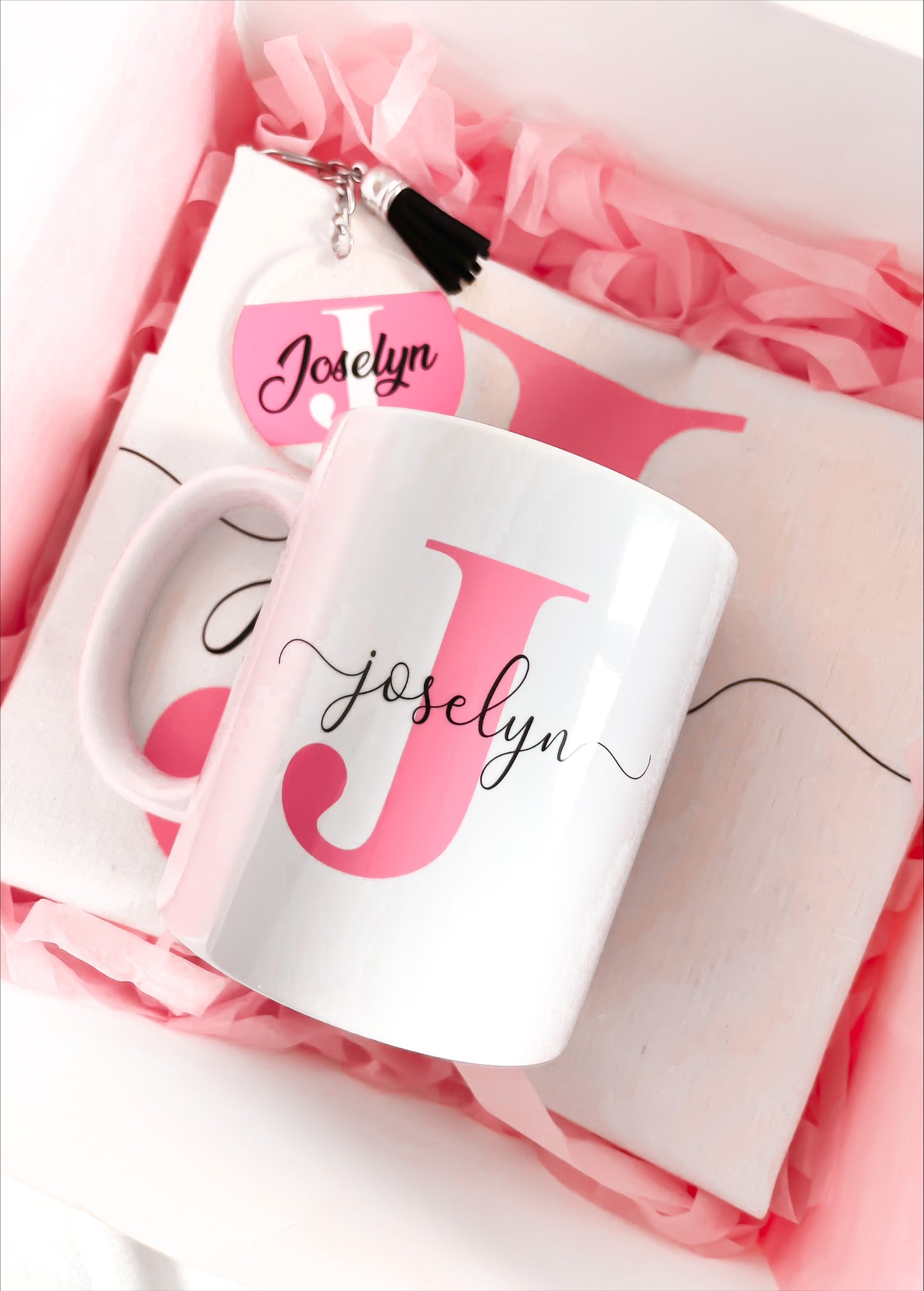 Caja de regalo Inicial + Nombre (Tote + Taza + Llavero)