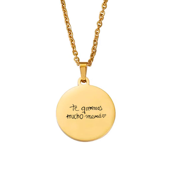 Collar circular dorado con letra manuscrita