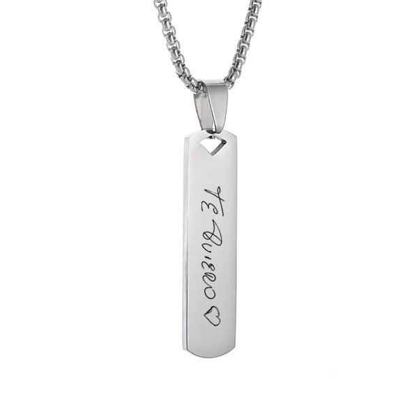 Collar barra plateado con letra manuscrita