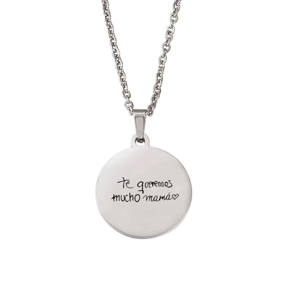 Collar circular plateado con letra manuscrita