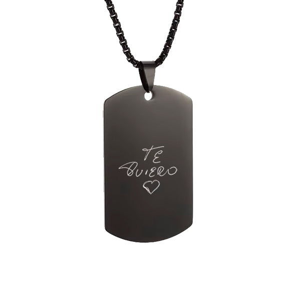 Collar estilo militar negro con letra manuscrita