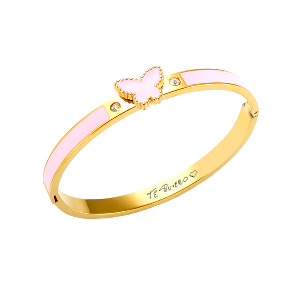 Pulsera mariposa rosa con letra manuscrita