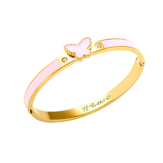 Pulsera mariposa rosa con letra manuscrita
