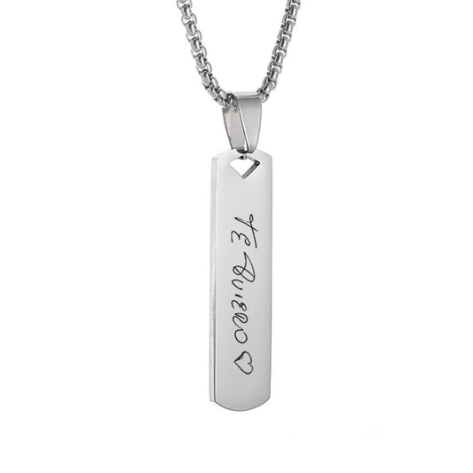 Collar barra plateado con letra manuscrita