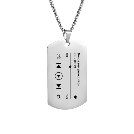 Collar estilo militar plateado con reproductor