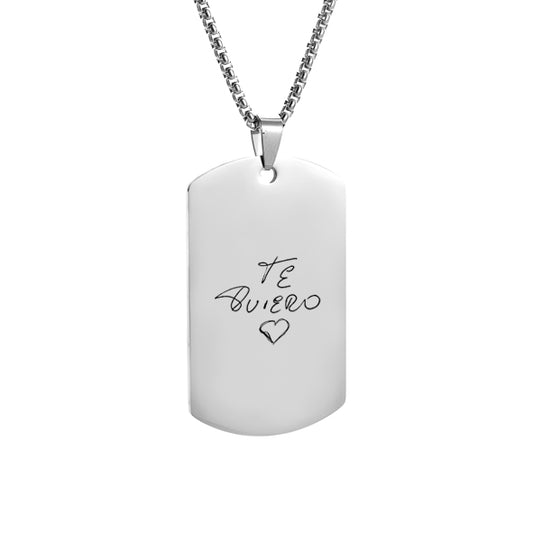 Collar estilo militar plateado con letra manuscrita