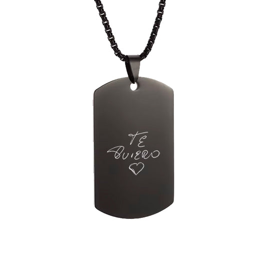 Collar estilo militar negro con letra manuscrita