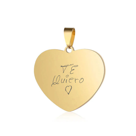 Collar corazón dorado con letra manuscrita